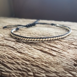 minimalistyczna bransoletka z koralikow na sznurku